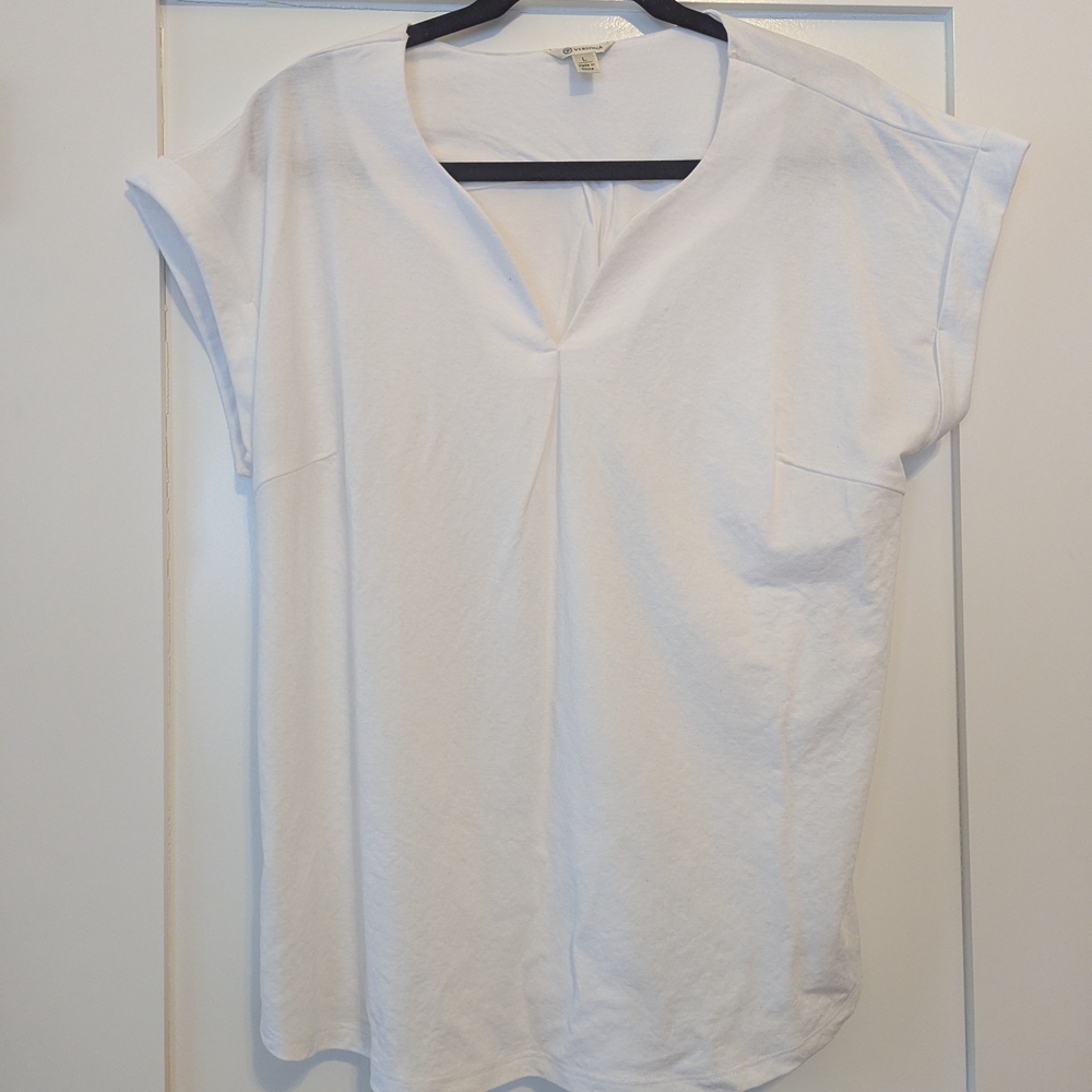 Versona Classic White V-Neck Short Sleeve Tee